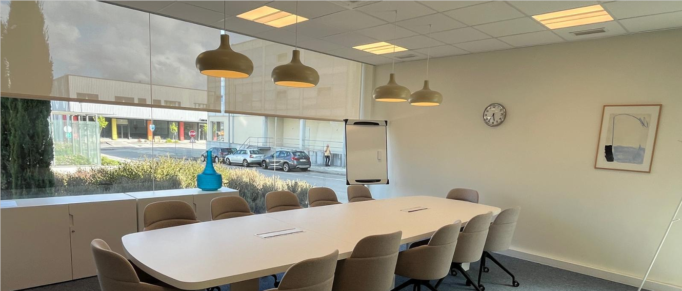 Sala de reuniões ampla da NE Contabilidade